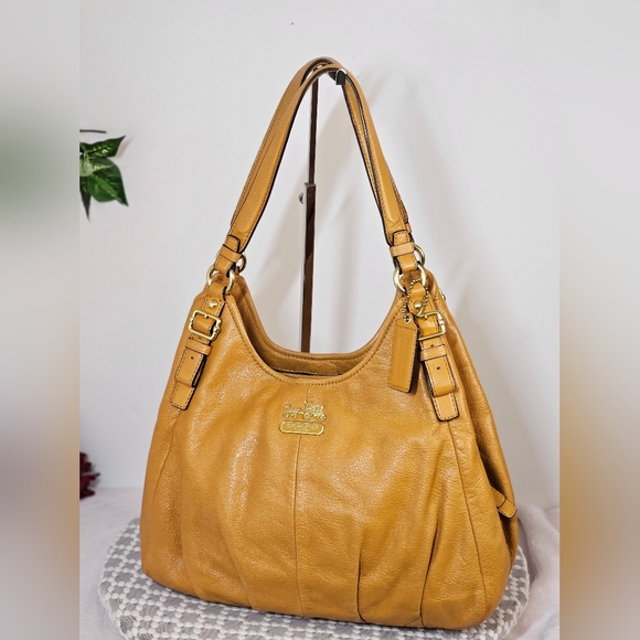 ❤EUC CarryAllLeather 3 Compartment Shoulder Bag. - Picture 3 of 15